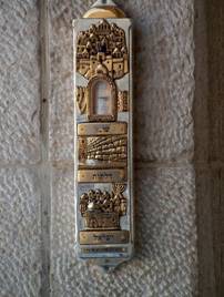 http://www.jle.org/photogallery/israel%20experience/western%20wall%20entrance%20mezuzah.JPG